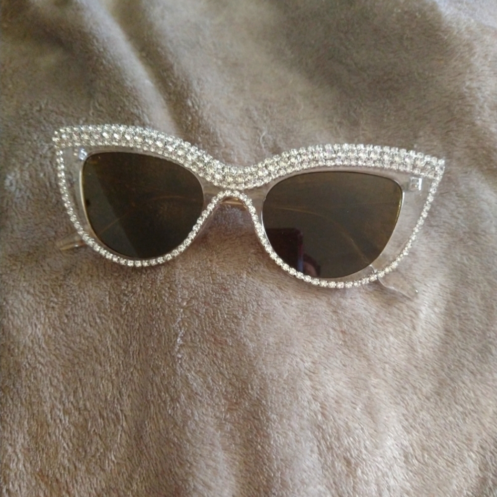 Elegant Rhinestone-Embellished Sunglasses